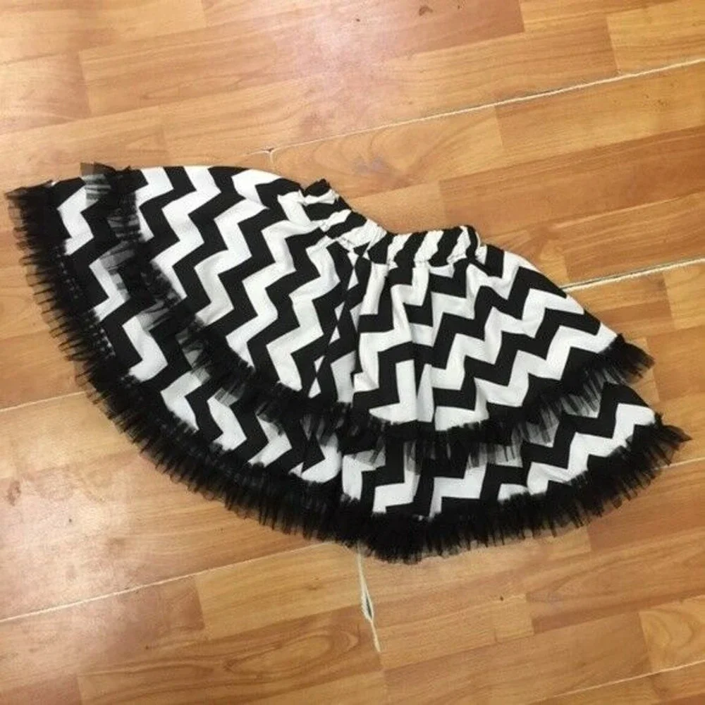 Owl's & Bat's Girls Skirt Size‎ 2T Chevron Twirly Black Off White NEW